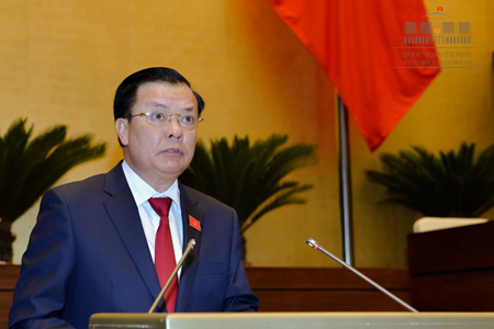 Bộ trưởng Bộ Tài chính Đinh Tiến Dũng, thừa ủy quyền của Thủ tướng Chính phủ trình bày Tờ trình Dự án Luật Quản lý nợ công (sửa đổi).